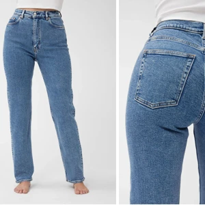 NY & Other Stories figurnära jeans med prislapp! - Säljer ett par oanvända jeans från & Other Stories med prislapp, nyligen inköpt men som dessvärre är lite för långa för mig. De är i en perfekt blå denimfärg som kommer passa perfekt till sommaren.  Nypris: 790 kr Storlek: 24/30 Färg: Mellanblå