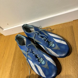 Adidas Fotbollskor - Hej jag säljer mina adidas crazy fast eftersom jag har köpt nya skor. Hann använda de ett fåtal gånger endast. Det är som i helt nytt skick bara lite smutsigare.