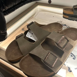 Birkenstock tofflor - Birkenstock tofflor helt nya aldrig andvända Storlek 43 500kr 