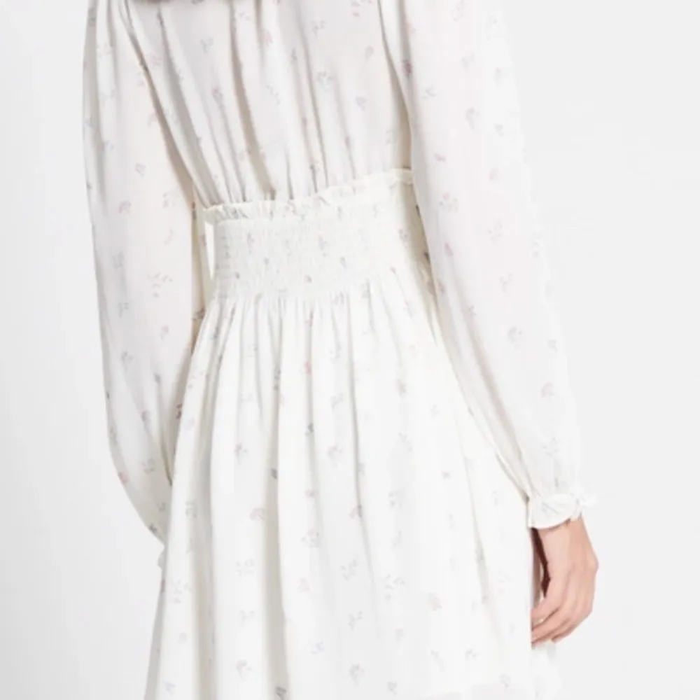 Säljer jätte fin blommig vit klänning Storlek Xs passar som en S Köpte för 200 säljer för 100 pris kan diskuteras💕 Bara testat aldrig används . Klänningar.