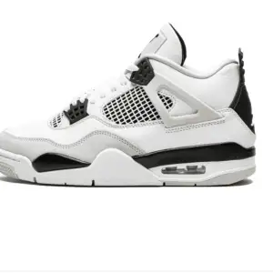 Air Jordan 4 retro sneakers. Helt nya och oanvända till ett bra pris.