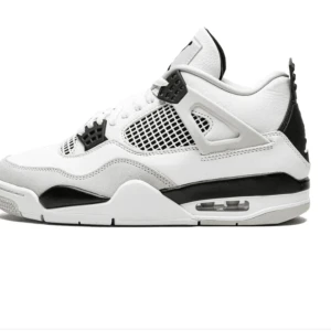 Helt nya Jordan 4 Retro i vitt  - Air Jordan 4 retro sneakers. Helt nya och oanvända till ett bra pris.