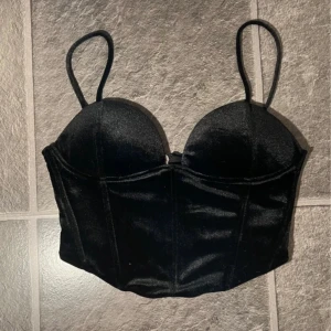 Korsetttopp - Topp med vadderade kupor, i mycket fint skick trots användning 😍