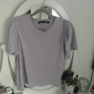 Lila topp - En söt lila topp med lite puffiga ärmar💕 använd få tal gånger  Kontakta vid frågor💋