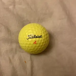 Här är en tvär snygg neon grön/gul golfboll som man ser när man puttar Elr gör nåt annat. Är också skjukt bra pris👍