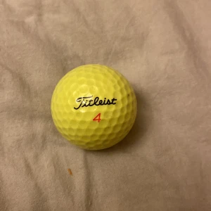 Neon grön/gul Titleist golfboll - Här är en tvär snygg neon grön/gul golfboll som man ser när man puttar Elr gör nåt annat. Är också skjukt bra pris👍