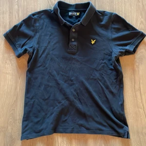 Svart Lyle Scott piké stl M - Säljer denna riktigt snygga pikén från Lyle Scott som är svart Den är storlek M men är ganska liten Hör av dig vid frågor