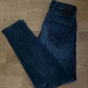 Replay Anbass - Säljer Replay jeans i modellen anbass som sitter slim. Skick 9/10, Ny pris 1799