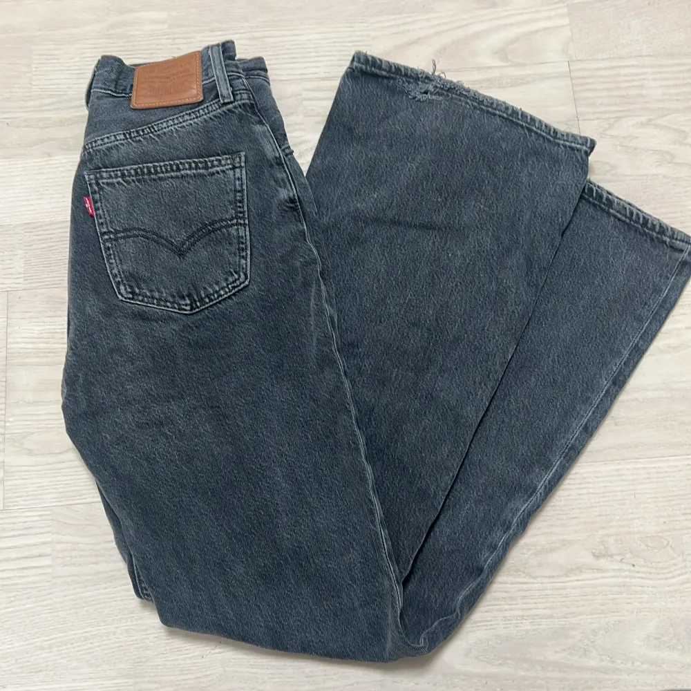 Gråa jeans från Levis i modellen ”70’s high flare”. De är lite slitna längst ned (se bild). . Jeans & Byxor.
