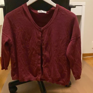 Trekvartsärmad kofta - En jättefin Trekvartsärmad kofta från MTWTFSS, köptes för 100kr, stryker innan paketet skickas💝💝 pris kan diskuteras.