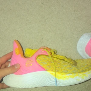 Curry flow 9 X seseme street  - Säljer mina currys då de är för små älskar skorna så otroligt sköna å bra. Skick 8/10. Pris kanske kan diskuteras.