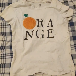 🍊 range tröja  - Väldigt fin och har inga fläckar eller problem med användning ungefär 3-4 gånger och om man vill att vi ska tvätta eller stryka så säg innan köp