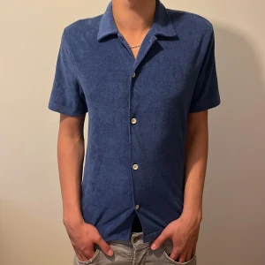 Frotte skjorta ! - En jätte fin Frotte skjorta ifrån märket Brothers! I ett jätte bra skick då den knappt använts så alltså inga defekter eller sådant, Min kille är cirka 180 och den sitter fint på han. Köparen står för frakt 💕