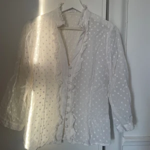 vit blus  - suuuuper fin vit blus jag tidigare köpt på secondhand men som är ifrån Stockh lm, det står ingen storlek, men skulle gissa på xs! 
