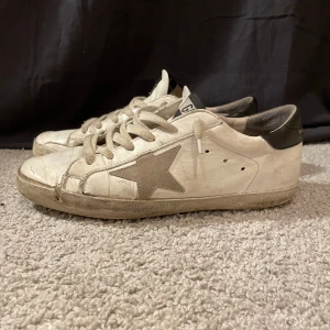 golden goose skor - ett par väl använda golden goose skor men som har mycket kvar att ge! Nypris är runt 6000. ingen dustbag eller box kommer till. tveka inte på att höra av er om ni undrar något!
