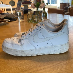 Airforce 1’s  - Säljer ett par vita Airforce 1 i storlek 41. Sparsamt använda så i gott andrahandsskick! 