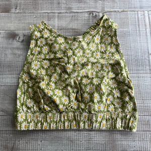 Blommig topp - Blommig topp ifrån pull and bear. ”Öppen” rygg (se bilder), super söt och sommrig💚