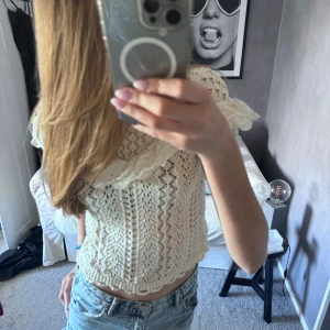 Fin stickad T-shirt 🤍 - Jätte fin stickad T-shirt från zara💗 perfekt nu till sommaren🌷använd fåtal gånger och hoppas någon får bättre användning av den 💘vid eventuella frågor är de bara att kontakta 