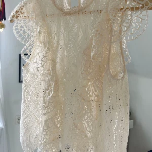 Zara spets topp - Säljer nu den här jätte fina spetstoppen från zara som inte kommer till användning längre, som är perfekt nu till sommaren!!💐💕Den är i storlek Xs men passar även xxs. Tröjan är köpt förra sommaren , knappt använd och är i jätte bra skick!!😍