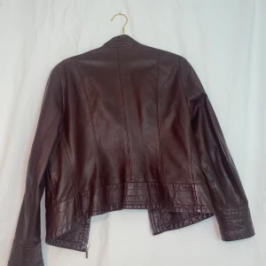 Vinröd skinnjacka - Vinröd skinnjacka! 🍷