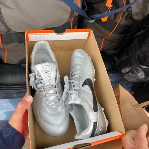 Nike premier fotbollsskor - 10/10 skick köpta på unisport. Riktigt sköna dojor. Säljer för de är för små. Priset är diskuterbart!