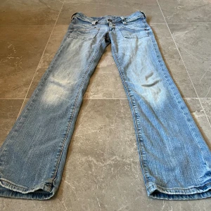 Lee jeans💖 - Lågmidjade lee jeans💘Skriv vid intresse eller frågor, pris kan diskuteras💞 Midja rakt över: 38 Innerben: 78