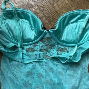 Korsettlinne - Jättefint korsettliknande linne, köpt här på plick men är tyvärr för litet för mig så jag säljer de vidare. Passar A/liten B kupa !!!OBS lånade bilder!!! 