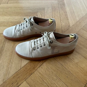 Beiga Lanvin i mocka, uk 11  - Beiga Lanvin i mocka  Storlek 46  Sparsamt använda och lite slitage. Går säkert bort med mockaborste 