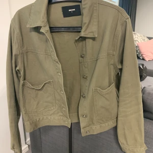 Grön jeansjacka  - En fin grön jeansjacka originellt från BIKBOK men jag köpte den från Sellpy🤗 jag säljer pågrund inte min stil
