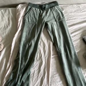 Juicy byxor - Ljusgröna juicy byxor som är varsamt använda, i storlek xs 