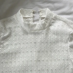 Vit blus only  - Jättefin blus från Zalando som tyvärr inte passade mig så alldrig använd. Priset går att diskuteras💞