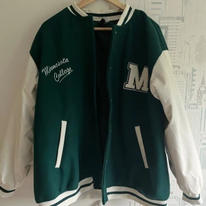 Collegejacka - Helt oanvänd collegejacka från H&M, endast provad.