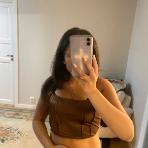 croptop - brun croptop se alla bilder, kolla gärna in mina andra annonser ❤️