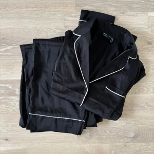 Pyjamas - En pyjamas som knappt är använd! 