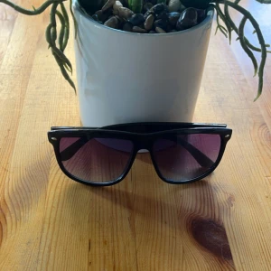 Identiska Solglasögon - Ray Ban Boyfriend  - De här glasögonen är identiska med Ray Ban Boyfriend och ser nästan exakt likadan ut. De ligger på ett lågt pris nu och kommer förmodligen höjas lite senare så passa på nu och köp dom här fina solglasögonen inför sommarn. Skynda!!