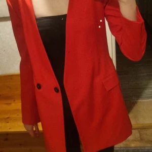 Röd kavaj dam  - Röd kavaj från Zara. Aldrig använd!🤩