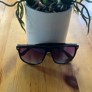 Identiska Solglasögon - Ray Ban Boyfriend  - De här glasögonen är identiska med Ray Ban Boyfriend och ser nästan exakt likadan ut. De ligger på ett lågt pris nu och kommer förmodligen höjas lite senare så passa på nu och köp dom här fina solglasögonen inför sommarn.Har fått in 9st så passa på!!