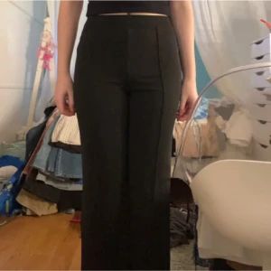 Kostym liknande byxor  - Ett par sköna byxor i en kostymliknande modell. Kan bäras både dom highwaist och low/mid waist då man kan vika ner kanten. 