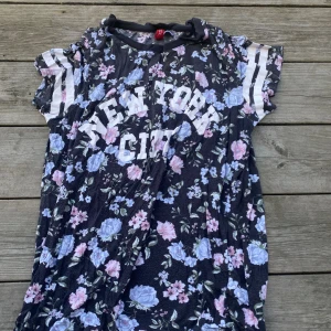 Tröjor  - Säljer en T-shirt och en långärmad tröja båda i storlek xs i använt skick. Båda tröjorna för 50 kr. 