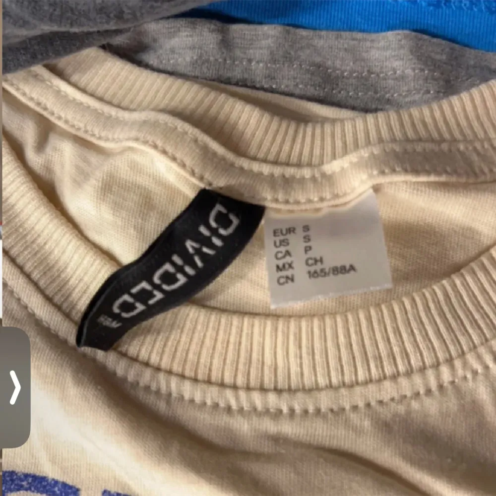 En beige croptop med tryck. Aldrig använd.. T-paidat.