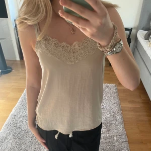 Topp med spets💕 - Topp i siden med en spetskant, superfin från ONLY. Sparsamt använd!💗