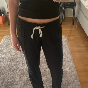 Roxy linnebyxor! - Superfina marinblå/svarta lågmidjade linnebyxor från Roxy i väldigt fint skick!Storlek M men små i storleken💗 