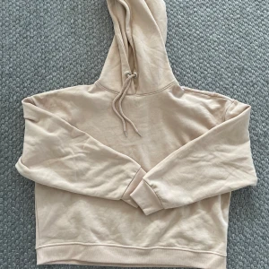Beige tröja - En fin beige tröja från lager157, aldrig använd, storlek M