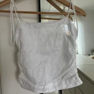 Vitt linne - Vitt linne i linne material perfekt för sommaren! Är i storlek XS🤍