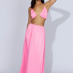 Oanvänd klänning från Meshki - Helt oanvänd klänning från Meshki, ordinarie pris 1200kr. Lapp kvar & har även kvittot.  