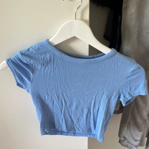 Blå zara topp - Den är i väldigt gott skick och knappt använd. 