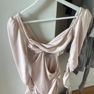 Rosa klänning från oh Polly - Klänningen är i väldigt gott skick eftersom jag har knappt använt den. Inga fläckar eller defekter, helt enkelt en väldigt fin klänning. 