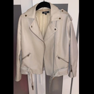 Skinnjacka - Oversize skinnjacka köpt på Nelly från missguided💕den är i bra skick så säljer för den kommer inte till användning längre💋