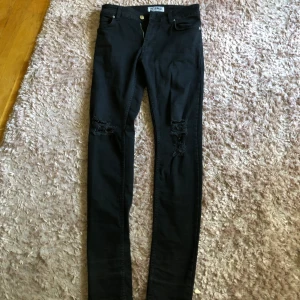 Just junkies jeans - Storlek: 30/34 Haft dom några månader och bara använt dom 2 gånger sen har dom bara legat i min garderob.  Nypris:899kr
