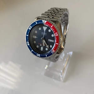 Seiko Automatic Divers  - • Modell: Seiko Automatic Divers 200m • Storlek: 42mm • Referens: SKX009 • År: 2017 • Skick: Mycket Bra • Medföljer: Fullset